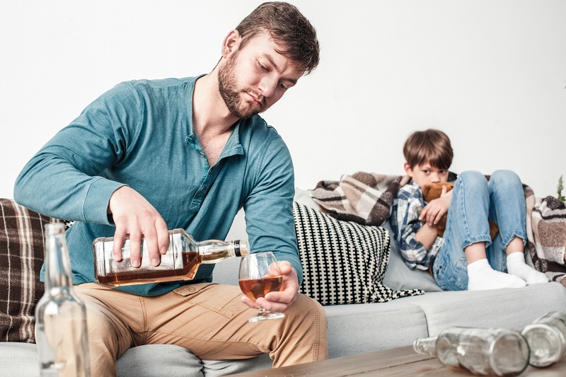 Tėvo priklausomybė nuo alkoholio. Nuo jos ypač kenčia vaikai.