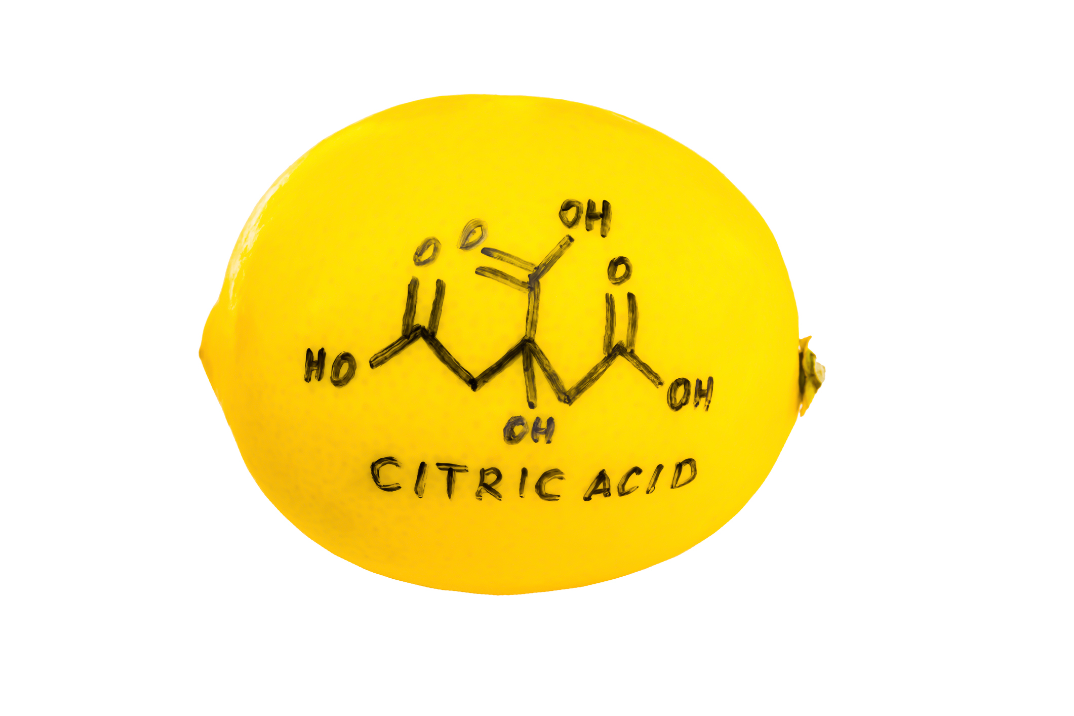 Citrinos rūgšties formulė, užrašyta ant citrinos markeriu