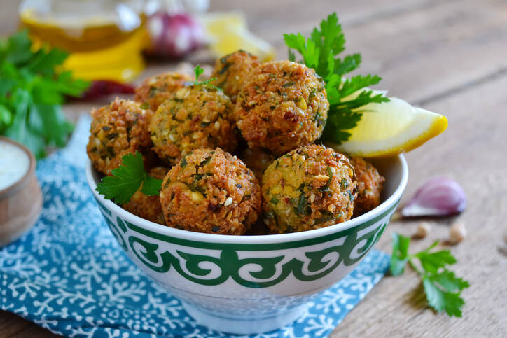 Orkaitėje kepti falafeliai? Sveikas avinžirnių receptas ne tik veganams