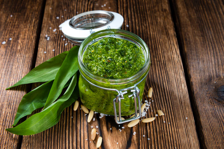 Meškinio česnako pesto (plitimas)? Sveikas pavasario valymo receptas